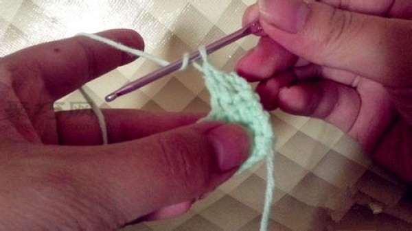 Basic stitches for getting started with crochet: Illustration of long needle crochet