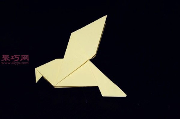 Illustration of how to fold a pigeon. Teach you how to make origami pigeons by hand.