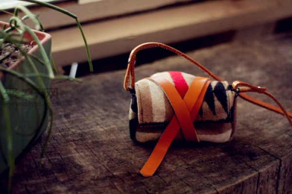 Handmade SLR camera bag tutorial teaches you how to DIY fabric camera case