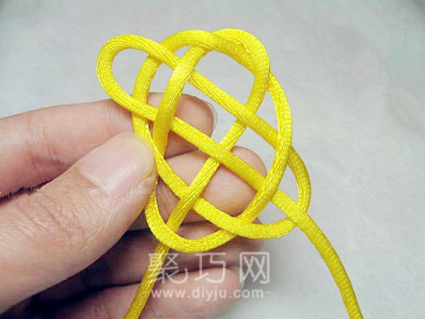 Illustrated tutorial on how to knit mesh knots to make Chinese knot coasters