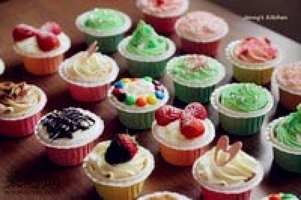 How to make fresh cream chiffon cupcakes. How to make chiffon cupcakes in various flavors.