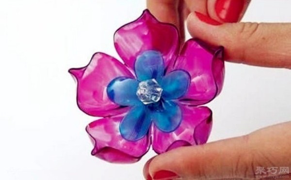 How to turn plastic bottles into treasure by hand-making exquisite plastic artificial flowers