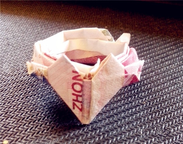 Teach you how to fold a ring with money: How to fold a heart-shaped ring with money