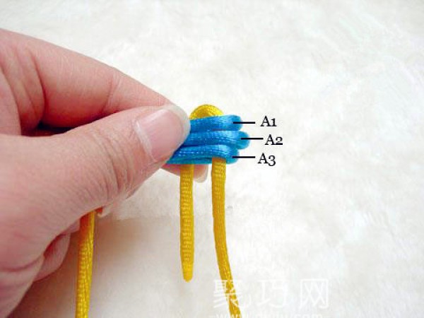 Steps of knitting Chinese knots. Illustrated tutorial on how to knit Baojie Erbao 3-tackle knot.