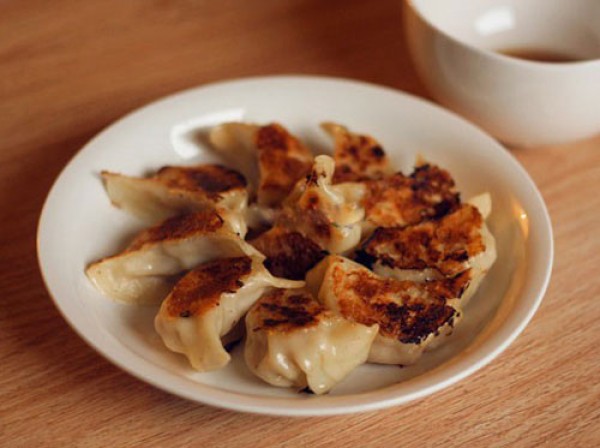 How to make fried bean sprouts and pork dumplings? How to make delicious dumplings?