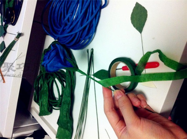 Illustration of how to fold a blue rose Tutorial on how to fold a blue rose with crepe paper