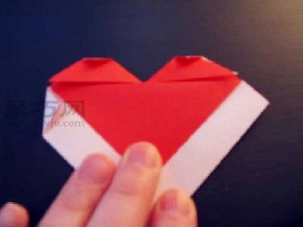 Heart-shaped origami that can be used to make envelopes Simple origami heart illustrated tutorial