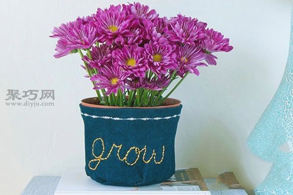 How to make homemade denim flower pot covers. Teach you how to decorate flower pots with old jeans.