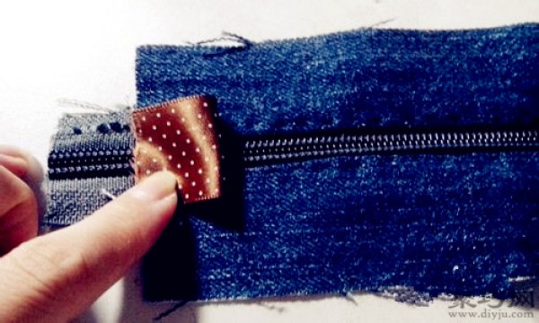 Turning old jeans into treasure DIY fashionable denim cosmetic bag illustrated tutorial