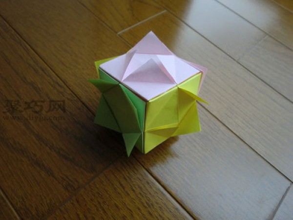 How to fold a colorful square box How to fold a three-dimensional box by hand