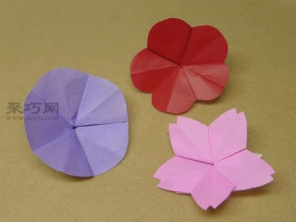 Illustration of folding pentagonal petals. Tell you how to make pentagonal petals.