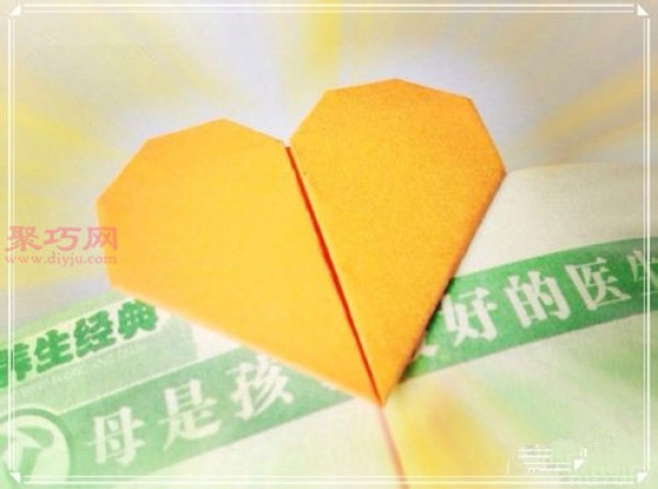 Illustrated tutorial on how to fold a heart-shaped bookmark. Teach you how to make origami heart-shaped bookmarks by hand.