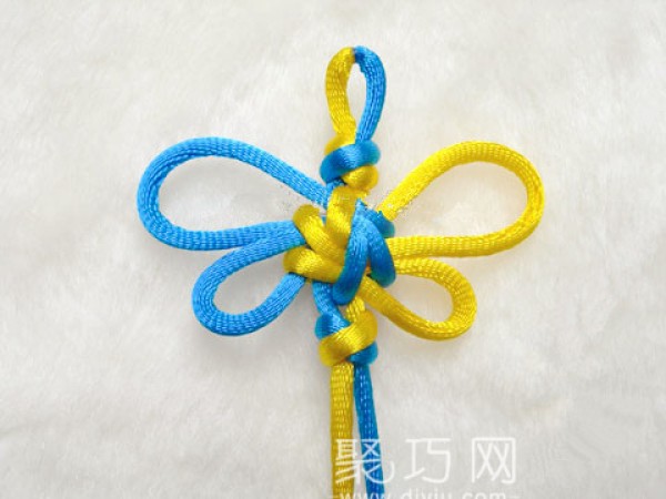 Steps of knitting Chinese knots. Illustrated tutorial on how to knit Baojie Erbao 3-tackle knot.