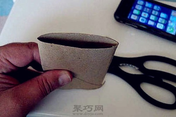 Magical DIY practical mobile phone holder for toilet paper tubes