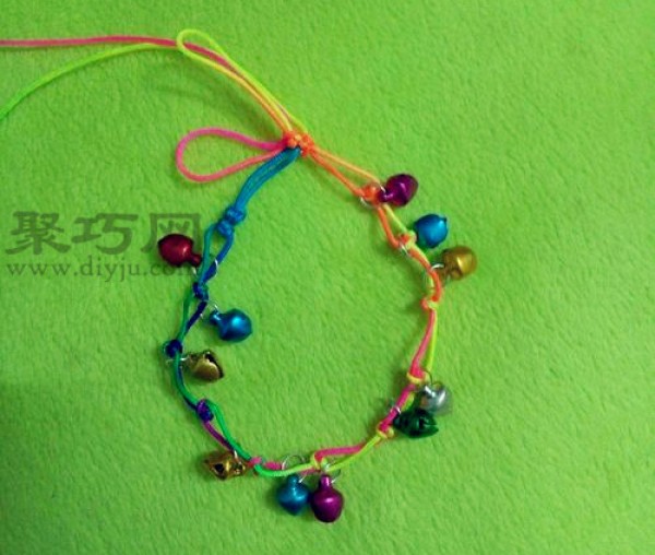 Teach you how to make a bell bracelet. A simple way to make a bracelet with one thread.