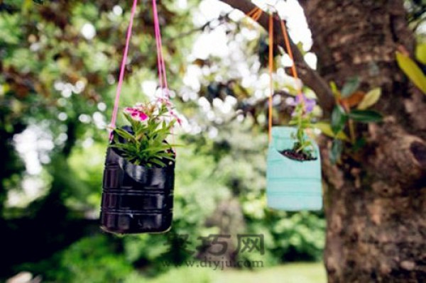 Use old items to transform beverage bottles into potted plants. Make stylish hanging flower pots out of beverage bottles.