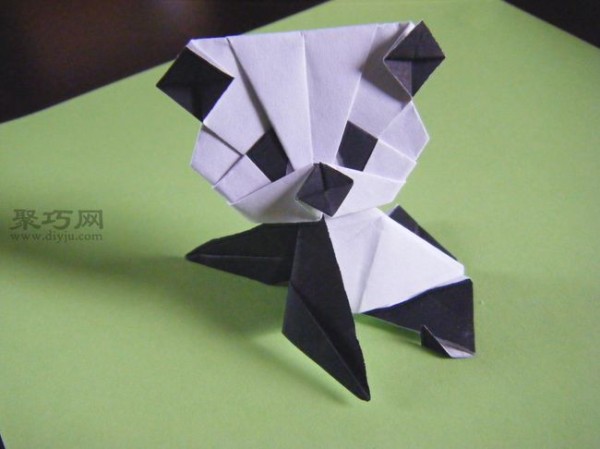 Giant panda hand-folded paper art creative three-dimensional giant panda origami tutorial