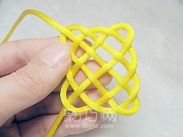 Illustrated tutorial on how to knit mesh knots to make Chinese knot coasters