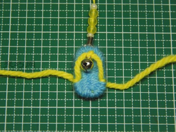 Illustration of how to knit wool pendant. Tutorial on how to knit wool pendant.