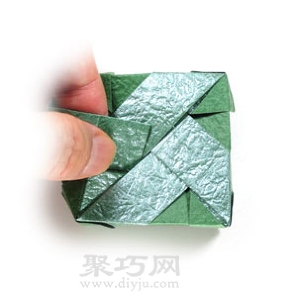 Simple origami illustration of a square box with lid