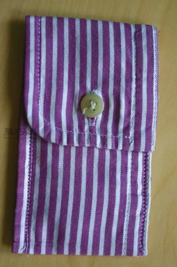 DIY coin purse tutorial on old striped shirt cuffs. Teach you how to fashion a small striped purse.