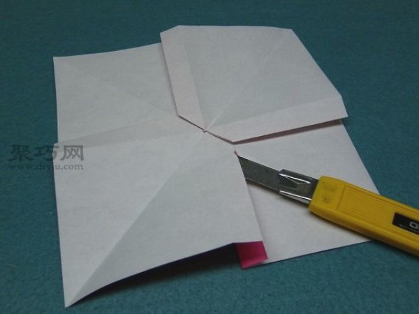 How to fold the simplest bow? Let’s look at the illustrations of the steps of bow origami.