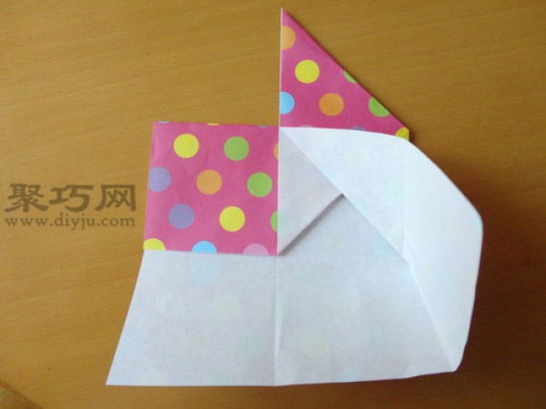 Illustration of how to fold a paper top. Learn how to make a paper top in 6 steps.