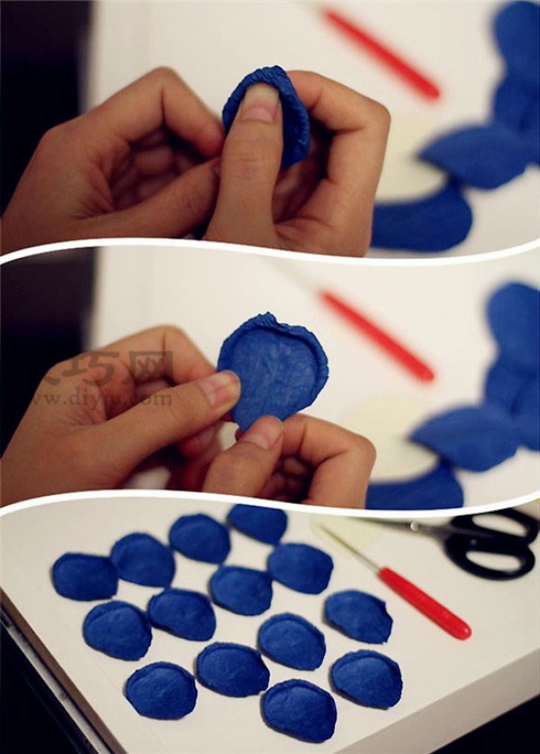 Illustration of how to fold a blue rose Tutorial on how to fold a blue rose with crepe paper