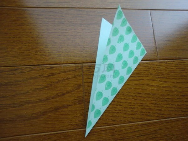 Tutorial on how to fold a triangular paper pinwheel that can turn when the wind blows. It’s so beautiful.