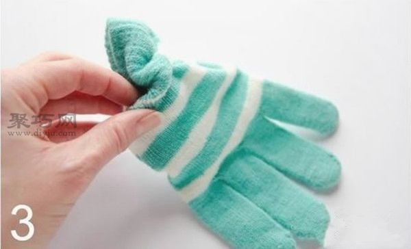 Tutorial on how to transform old children’s woolen gloves into cute little octopus fabric dolls