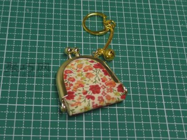 Exquisite lip-gold bag making tutorial teaches you how to make a small bag with metal pendants