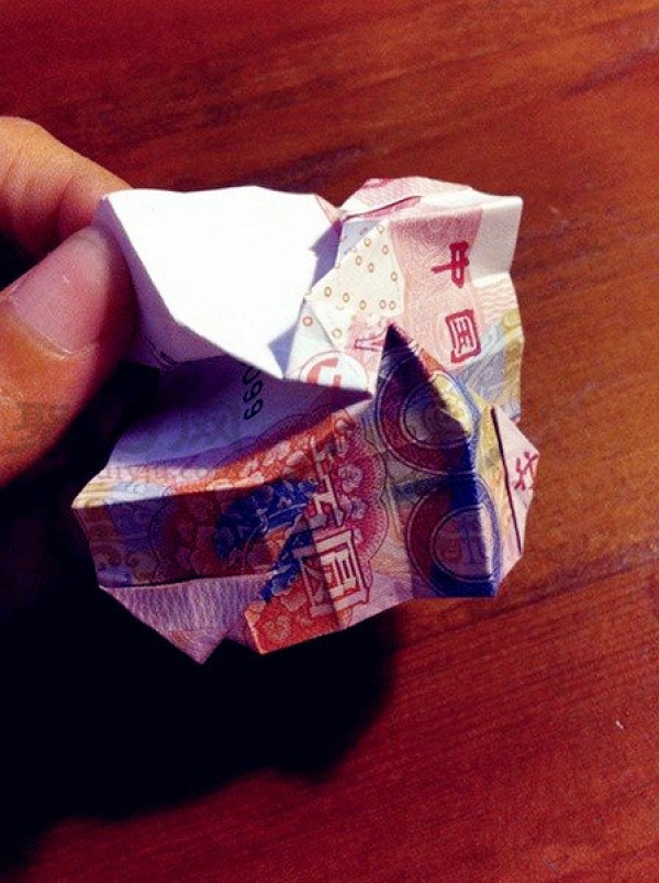 Illustrated tutorial on how to fold roses with RMB. How to fold roses with 100 yuan.