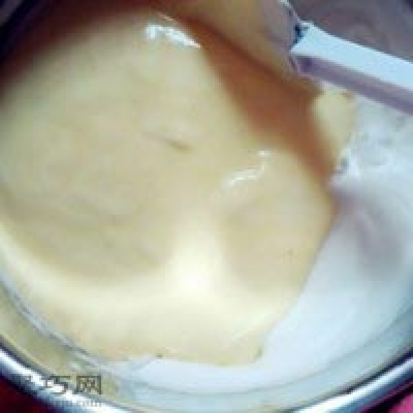 Recipe for fluffy and non-shrinking cup cheesecake. Ingredients for six-inch 12-cup cup cheesecake.