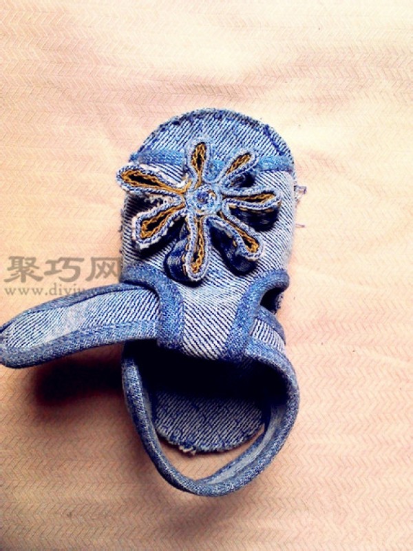 Tutorial on DIY DIY transformation of waste jeans into baby toddler shoes