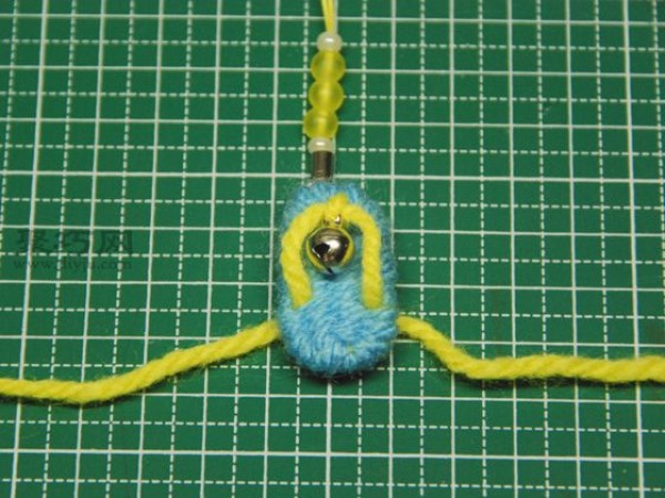 Illustration of how to knit wool pendant. Tutorial on how to knit wool pendant.