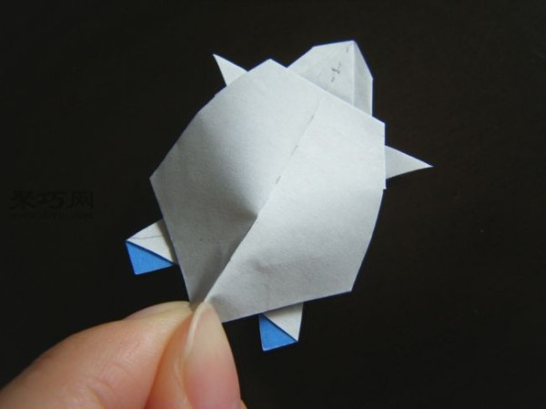 Childrens small animal origami tutorial teaches you how to fold a 3D turtle