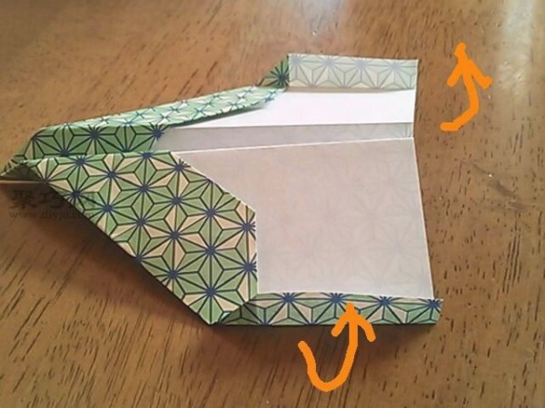 Illustrated tutorial on how to use paper to fold a paper airplane that can fly far