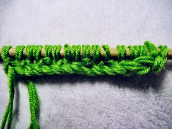 Tutorial on knitting a scarf with thick wool using double ingot needles. Teach you how to start knitting a scarf.