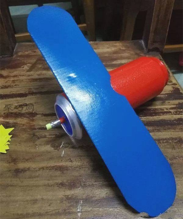 How to make a super simple propeller airplane model by hand using cans and old cardboard boxes