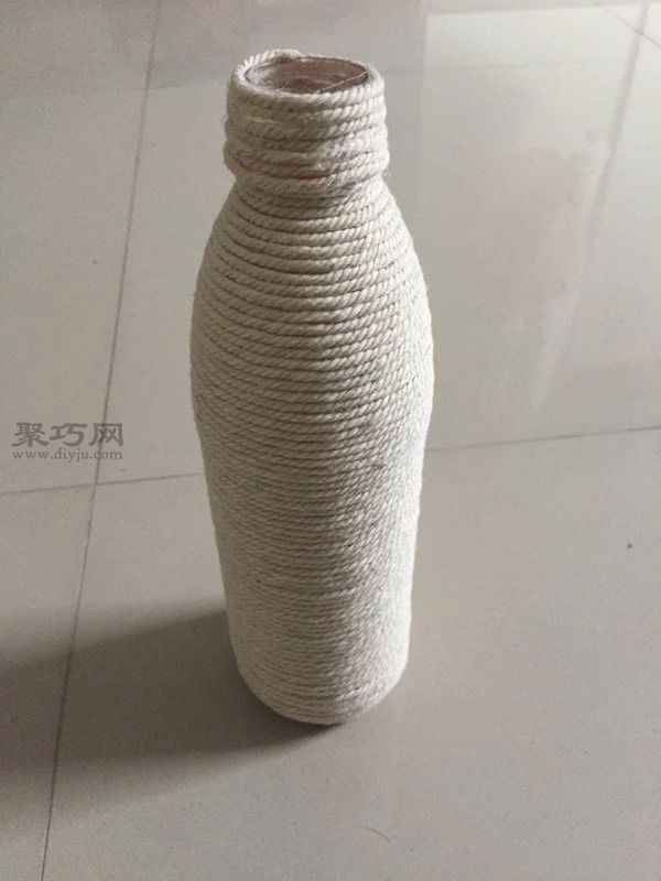 Make a fresh and artistic small vase with Nongfu Spring mineral water bottle in a few simple steps