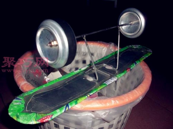 Tutorial on how to make a can airplane by hand. DIY airplane on waste cans.