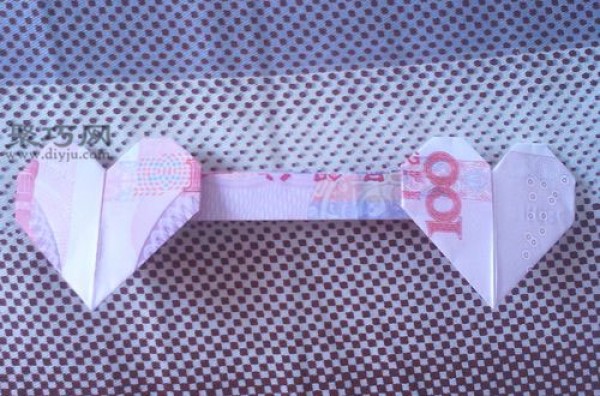 A simple version of how to fold two hearts using 100 yuan. Illustrated tutorial on how to fold two hearts using one hundred yuan.