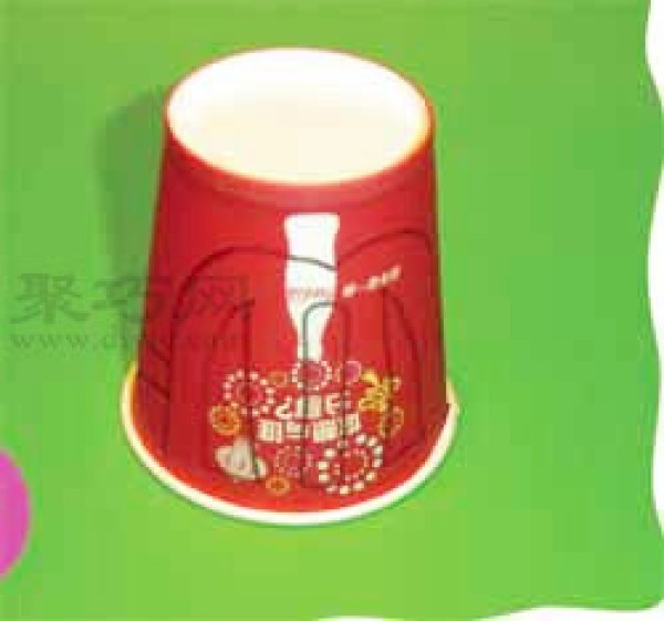 Childrens handmade paper cups use disposable paper cups to make chairs