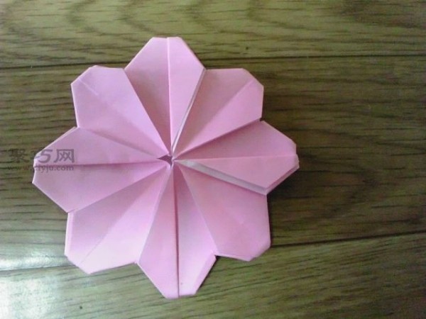 A simple and beautiful way to fold chrysanthemums. If you want to know how to fold chrysanthemums, read this tutorial.