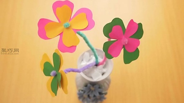 How to DIY layered paper flowers by hand. Learn how to DIY paper flowers together.