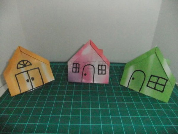 Step by step diagram of origami small house Folding paper house with chimney