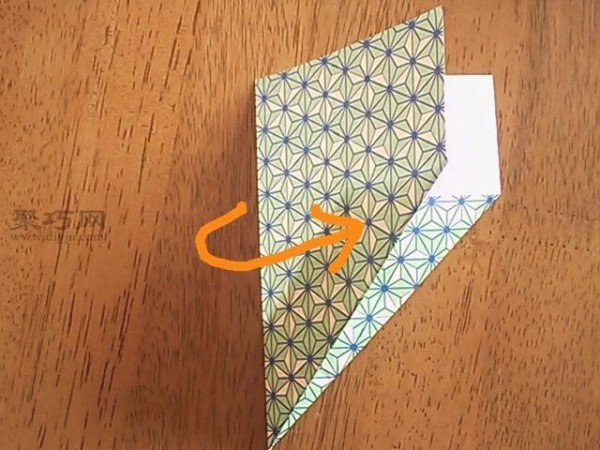 Illustrated tutorial on how to use paper to fold a paper airplane that can fly far