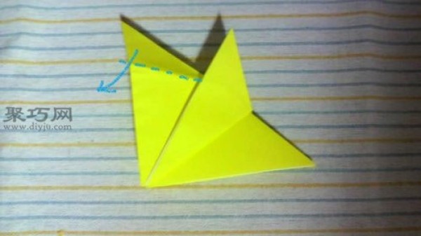 How to fold a chicken with spread wings. Illustrated tutorial on origami chicken.