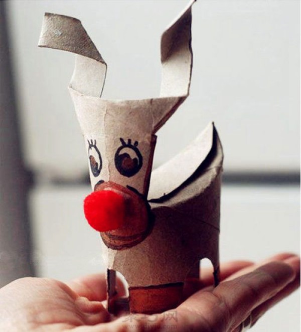 Toilet paper tube turns waste into cute Christmas reindeer