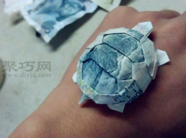 How to fold 100 yuan origami money turtle. Illustration of origami money turtle.